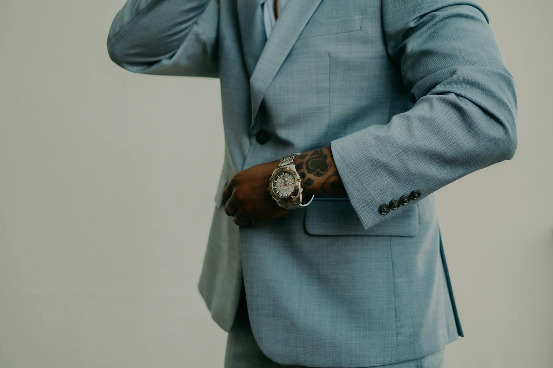 Mężczyzna w eleganckim niebieskim garniturze na weselu