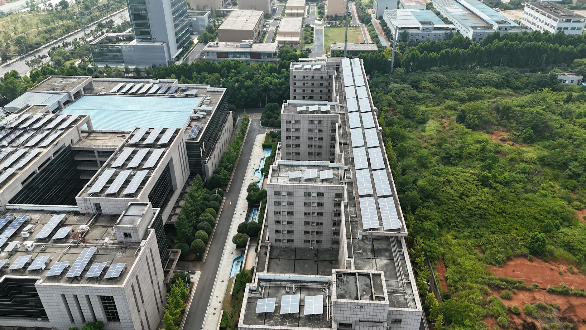 Miasto z lotu ptaka z dachami solarnymi i licznymi terenami zielonymi