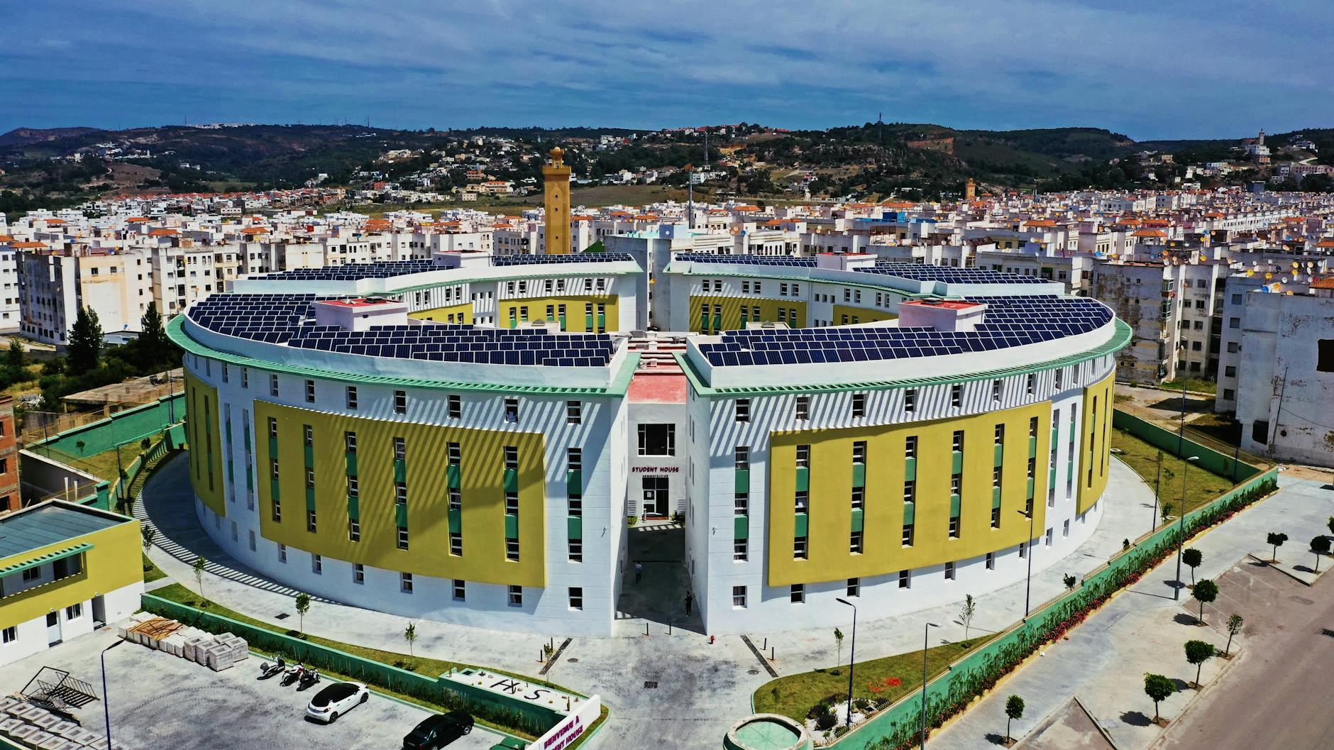 Okrągły budynek w Tangerze z dachem pokrytym panelami słonecznymi