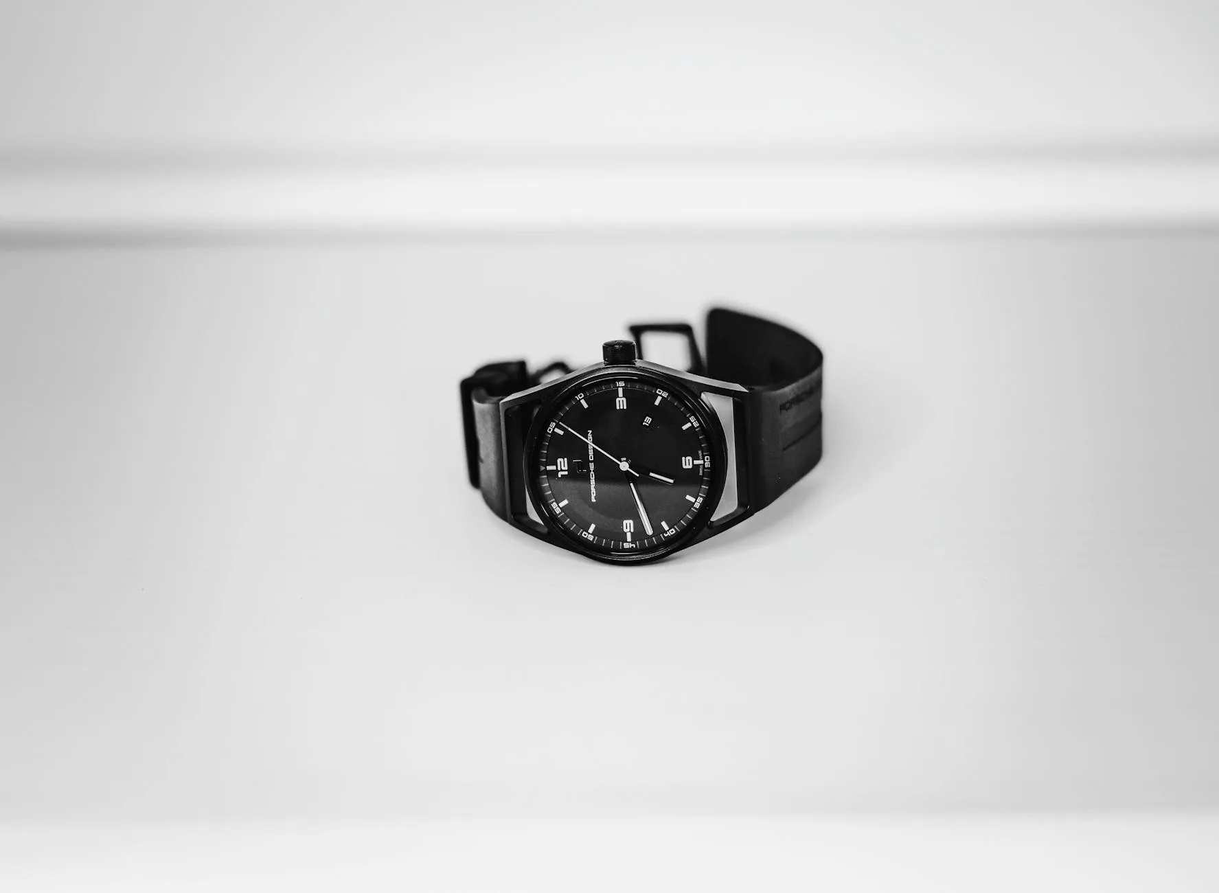 Czarny elegancki zegarek damski na białym tle