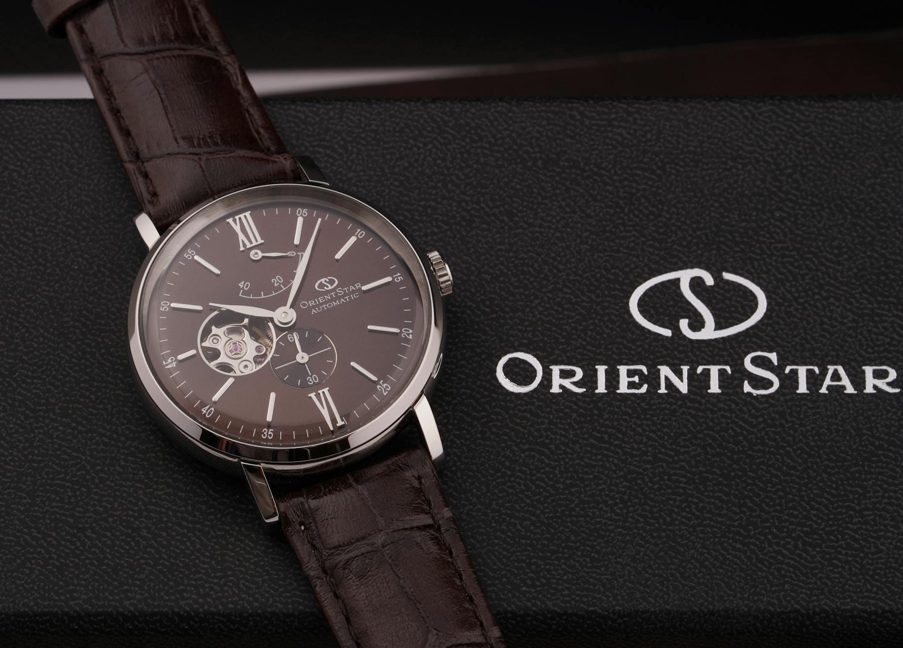 Zbliżenie eleganckiego zegarka Orient Star z brązowym skórzanym paskiem