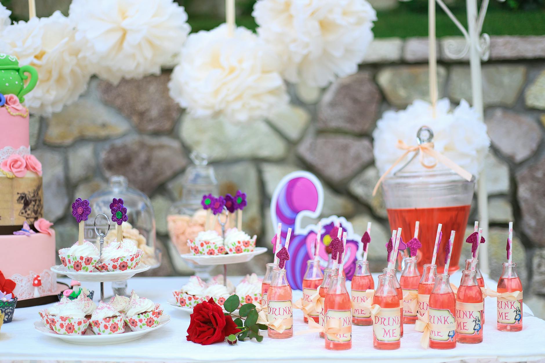 Stół z deserami i różowymi drinkami na domowej imprezie