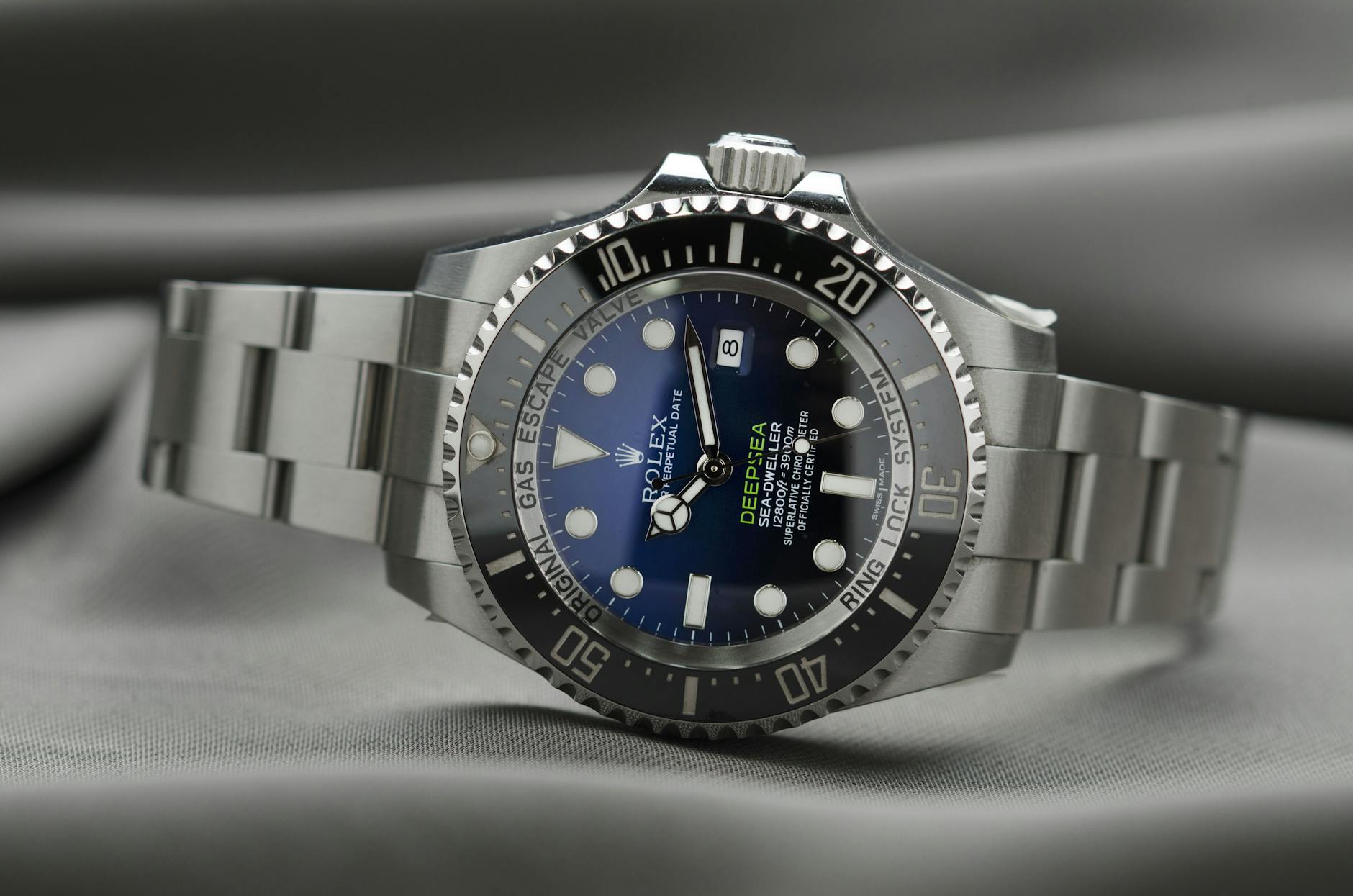 Zbliżenie luksusowego zegarka Rolex Submariner na nadgarstku