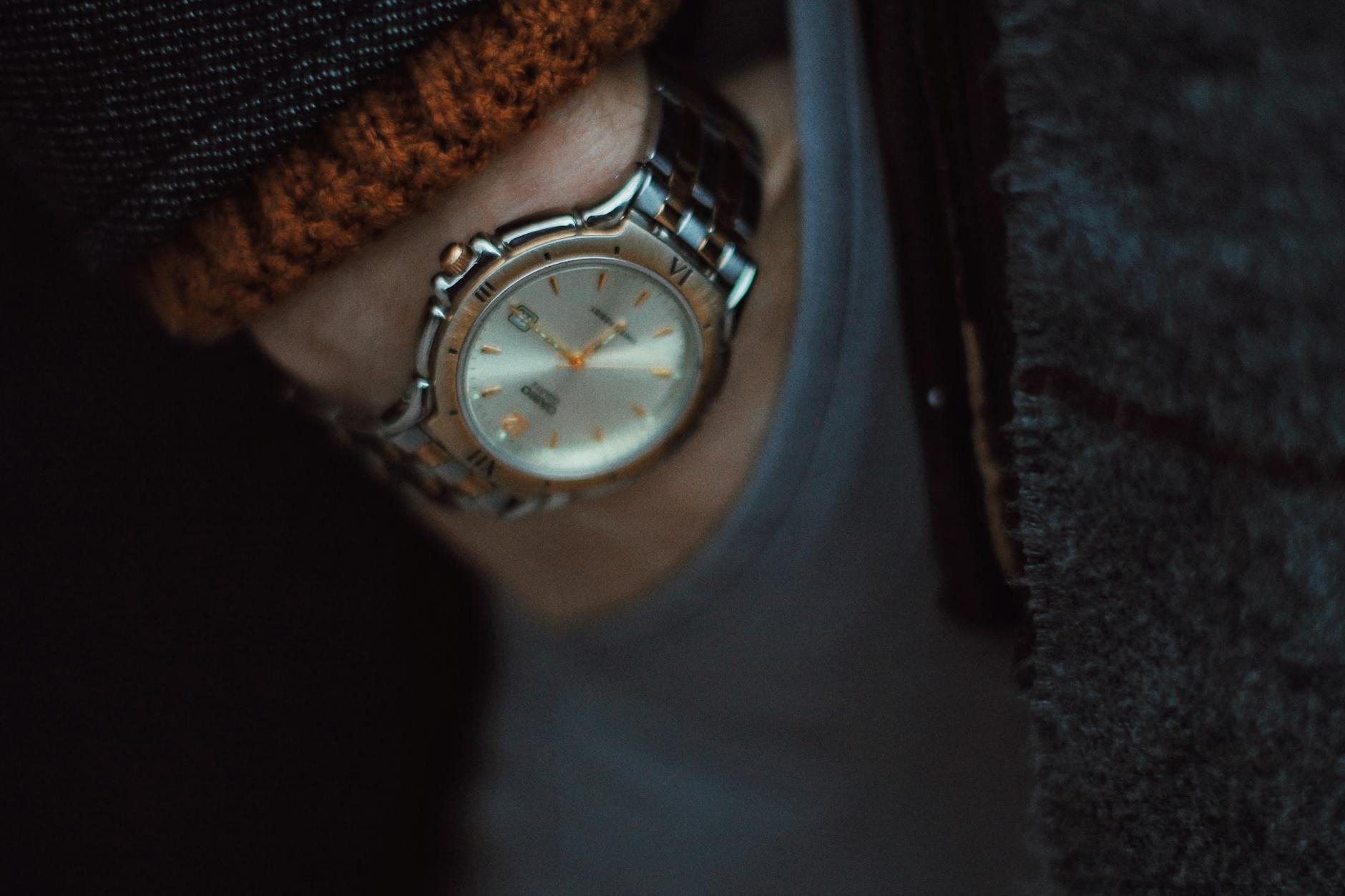 Elegancki stalowy zegarek męski w zbliżeniu na tle koszuli