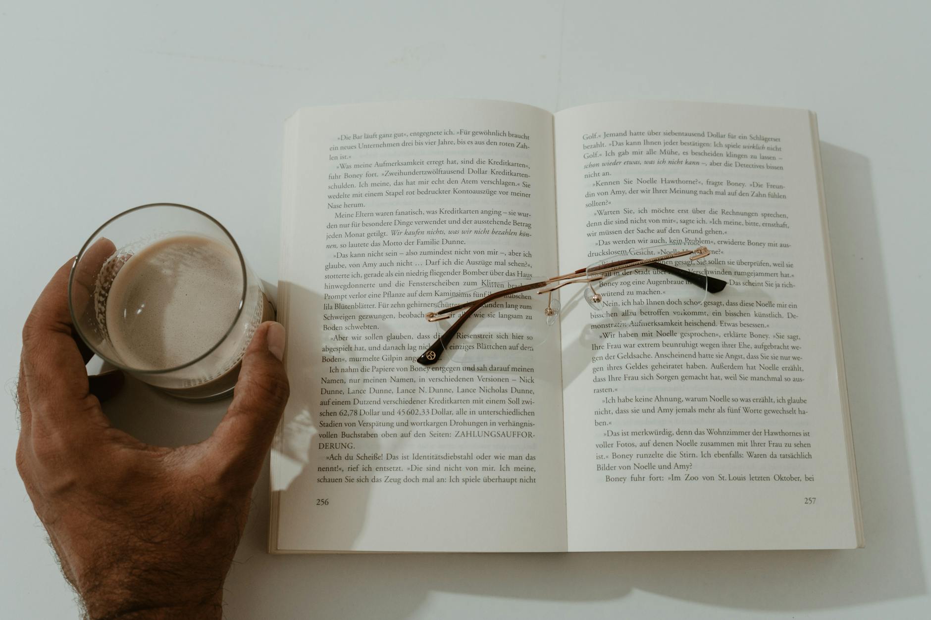 Książka, okulary i kawa na stoliku w berlińskiej kawiarni