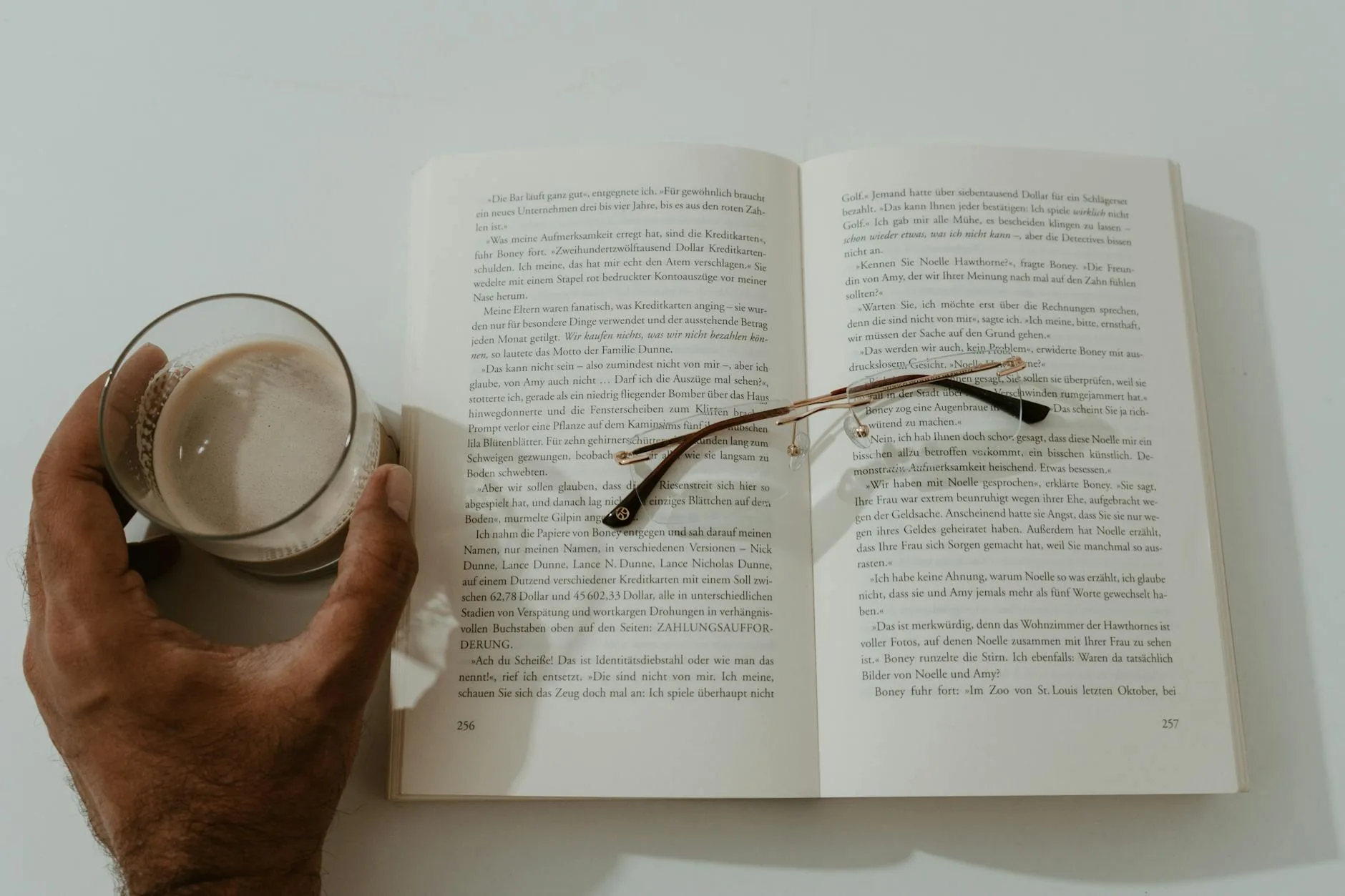 Książka, okulary i kawa na stoliku w berlińskiej kawiarni