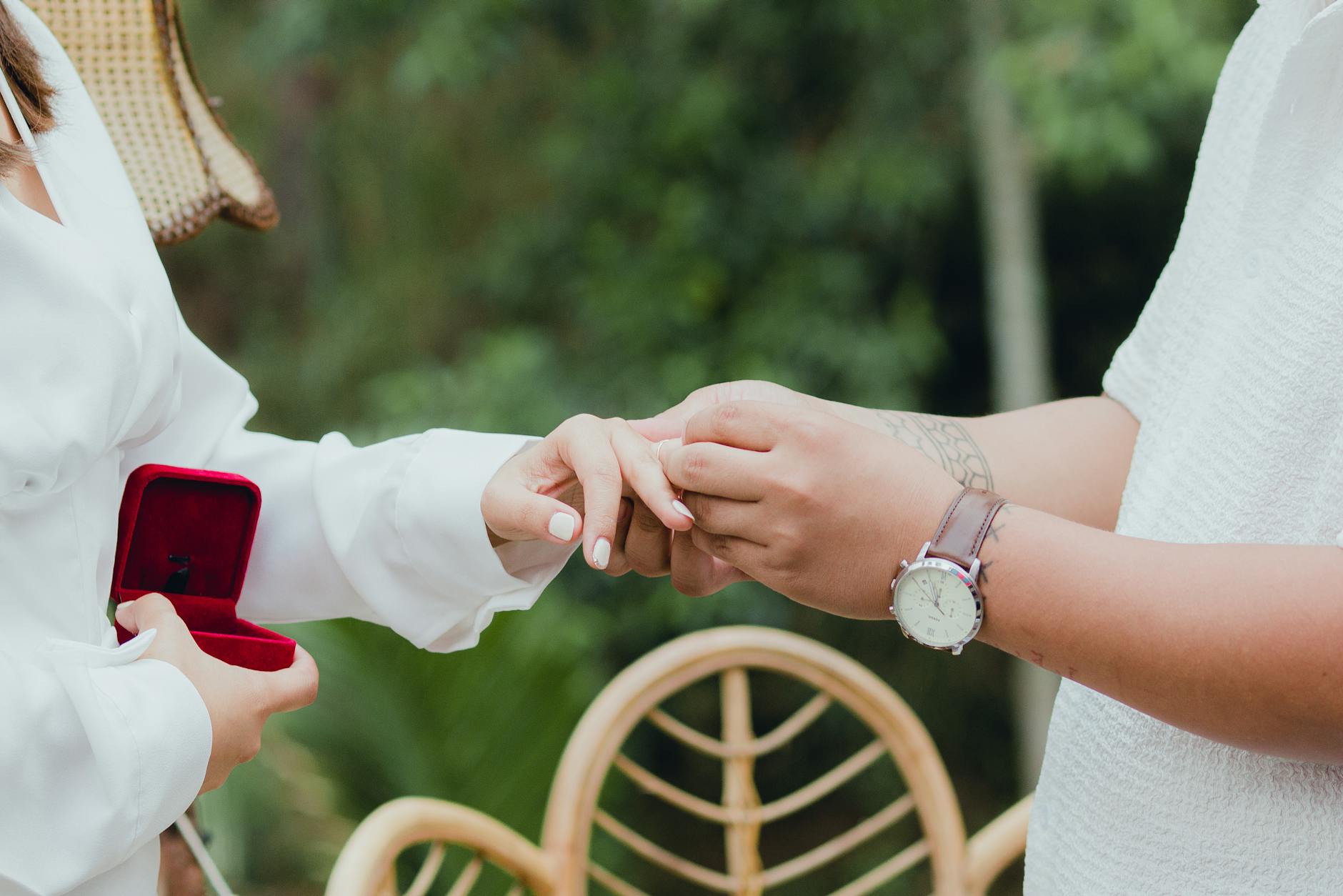 Para wymieniająca się pierścionkami w romantycznej scenerii outdoors