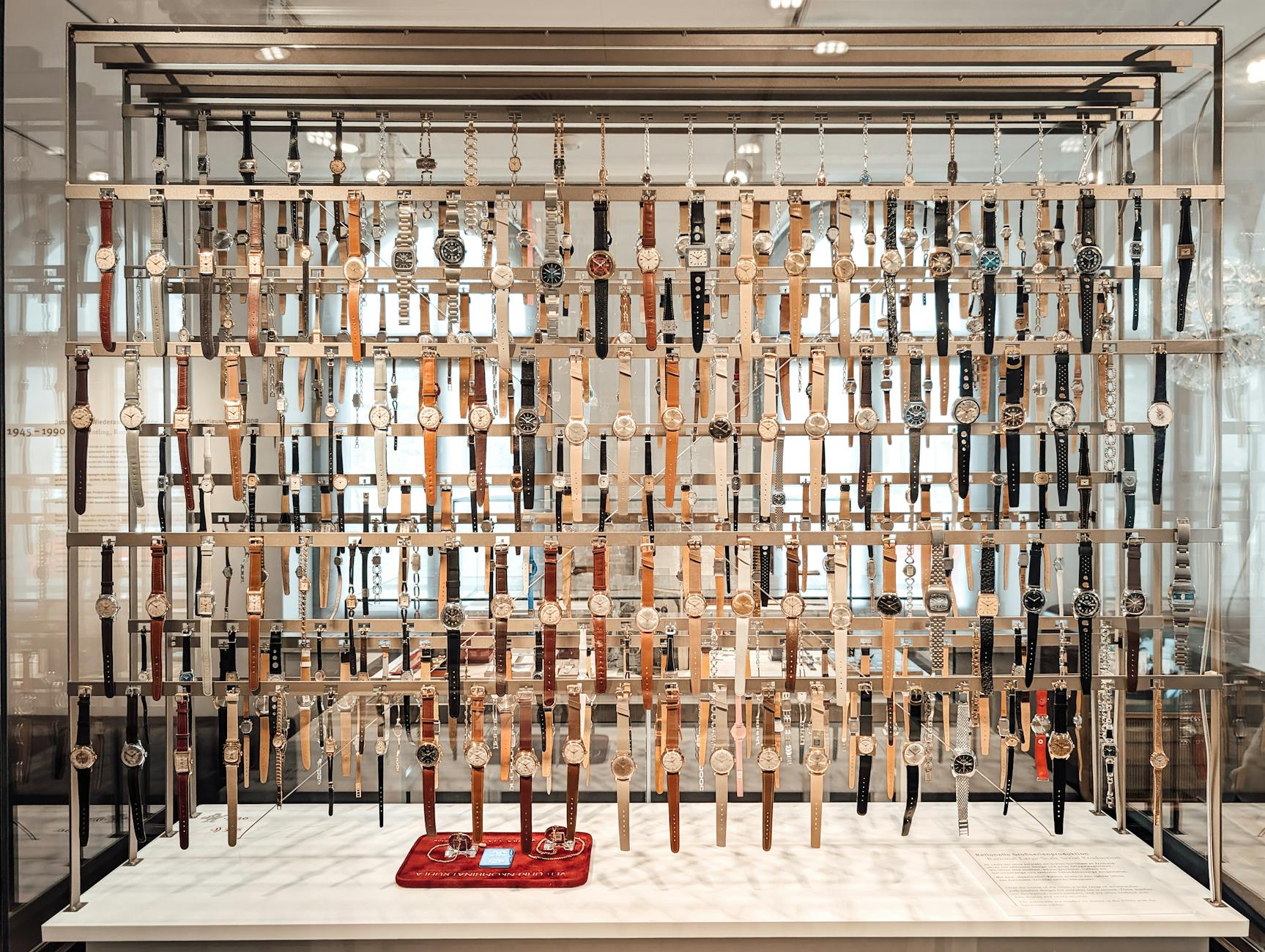 Wystawa zabytkowych zegarków naręcznych w szklanej gablocie muzeum