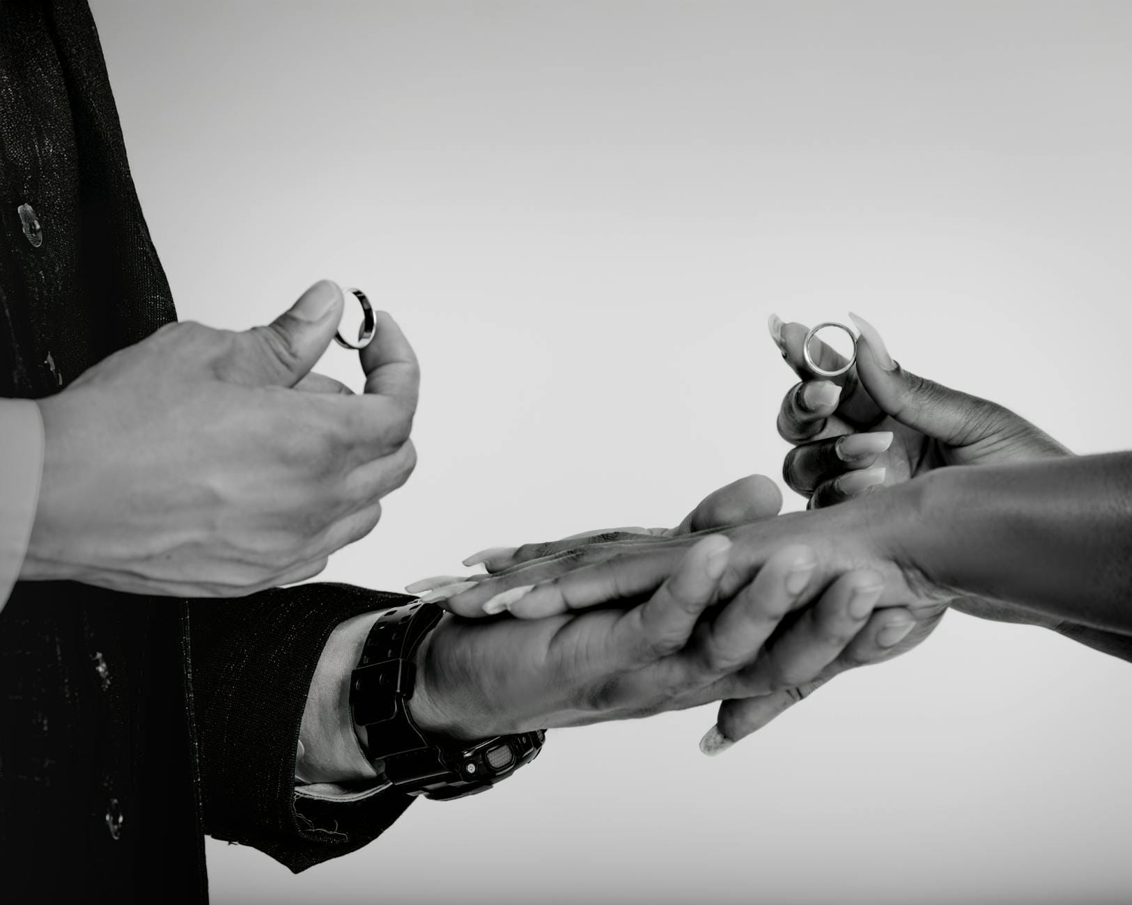 Zbliżenie dłoni zakochanych wymieniających obrączki ślubne