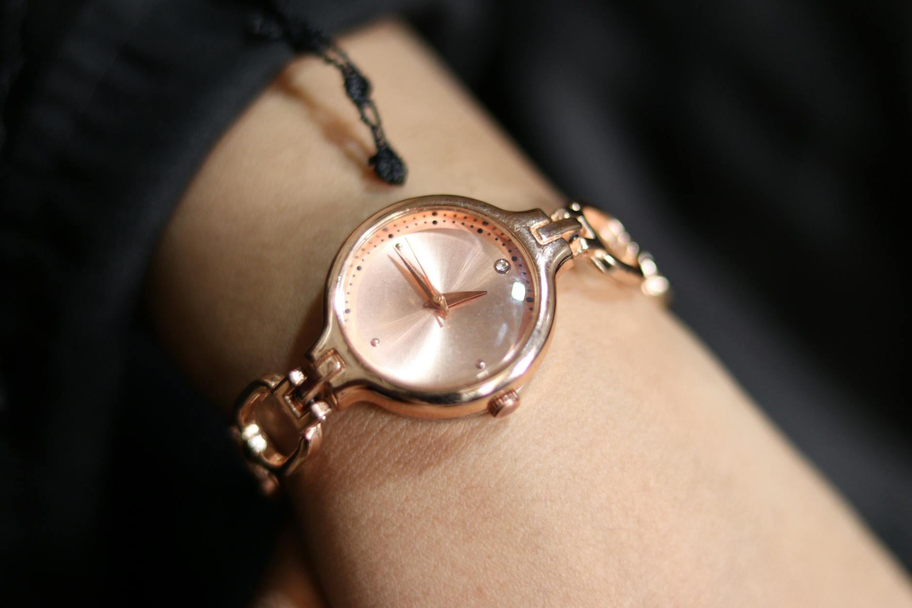 Zbliżenie eleganckiego damskiego zegarka z różowego złota na pasku