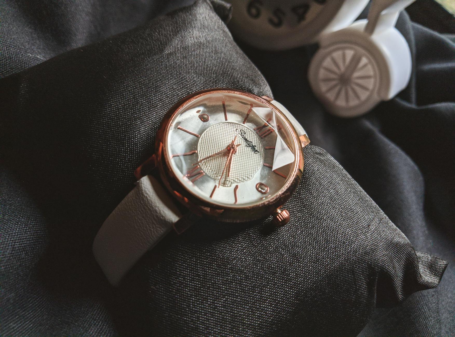 Zbliżenie eleganckiego zegarka na bransolecie w kolorze różowego złota