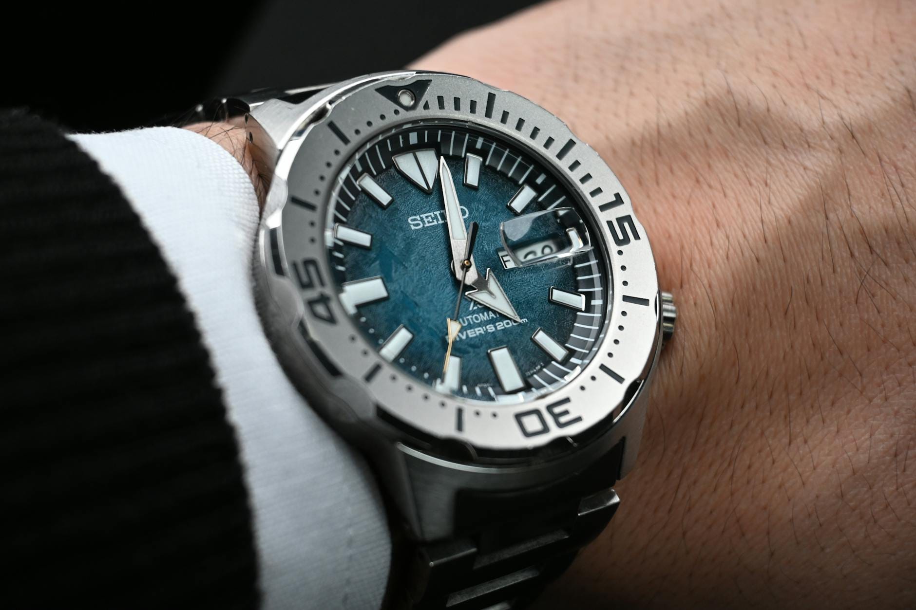 Zbliżenie na męski zegarek typu diver na nadgarstku w garniturze