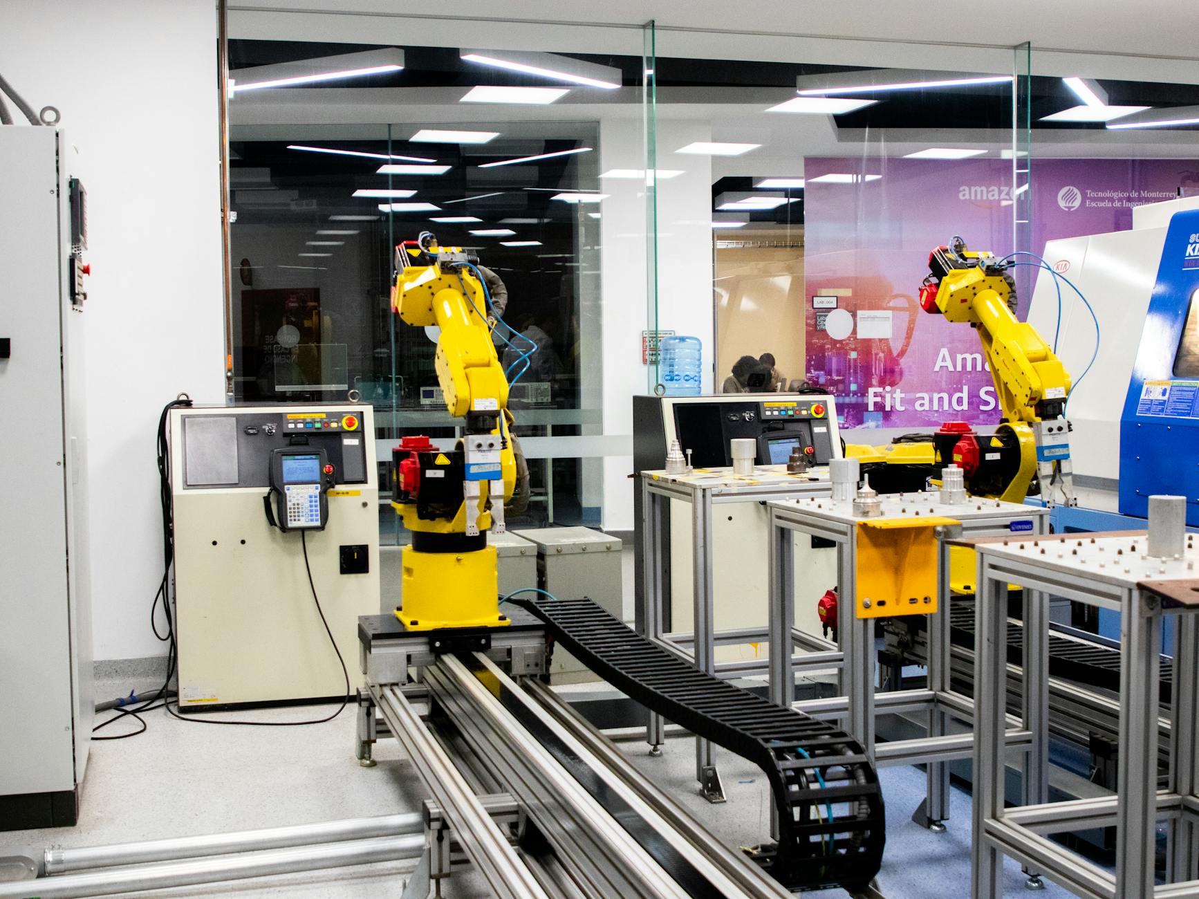 Robotyczne ramiona pracujące w nowoczesnej hali sterowania przemysłem Robotyczne ramiona pracujące w nowoczesnej hali sterowania przemysłem