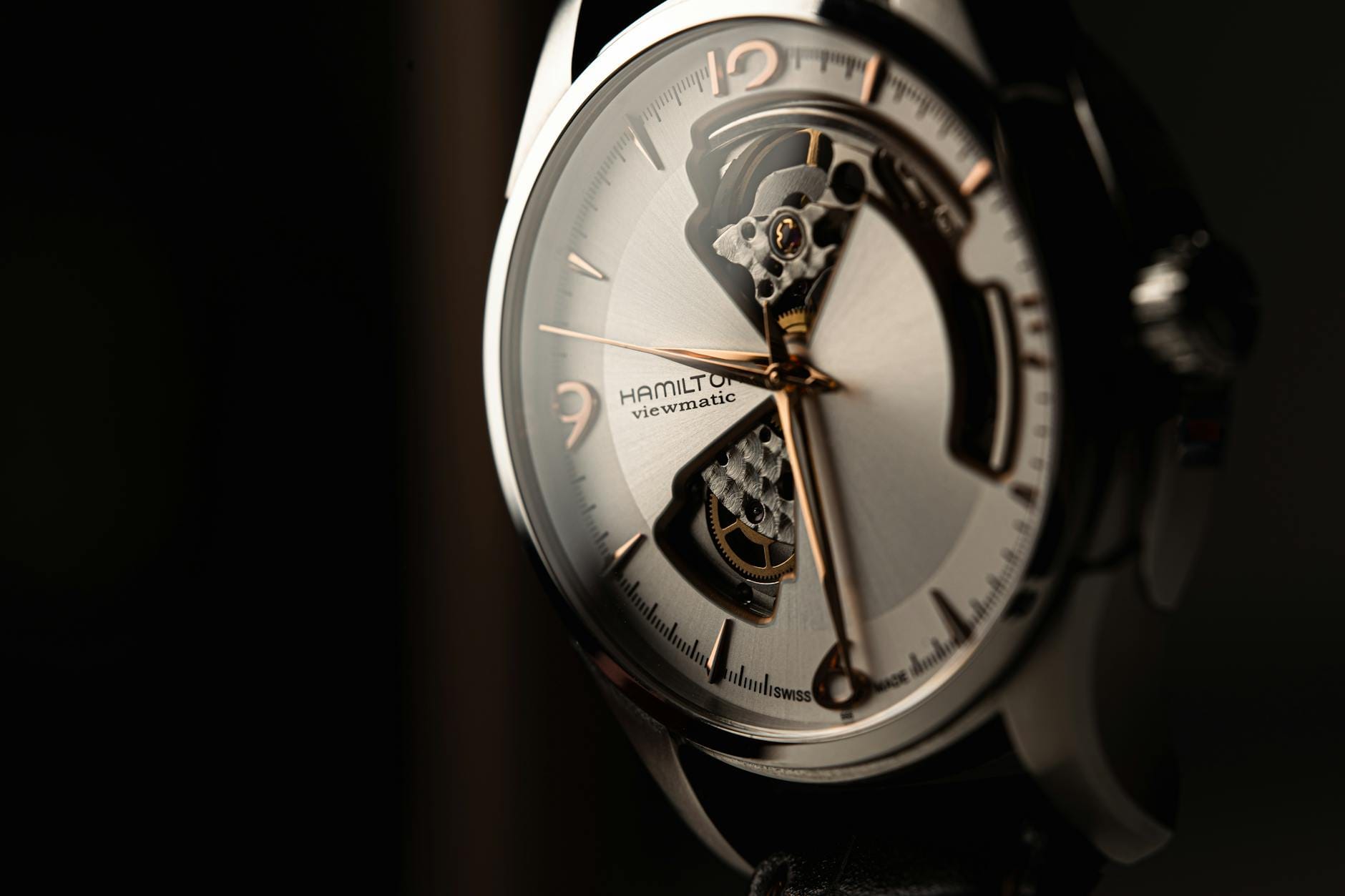 Zbliżenie eleganckiego zegarka open heart ukazujące mechanizm i detale