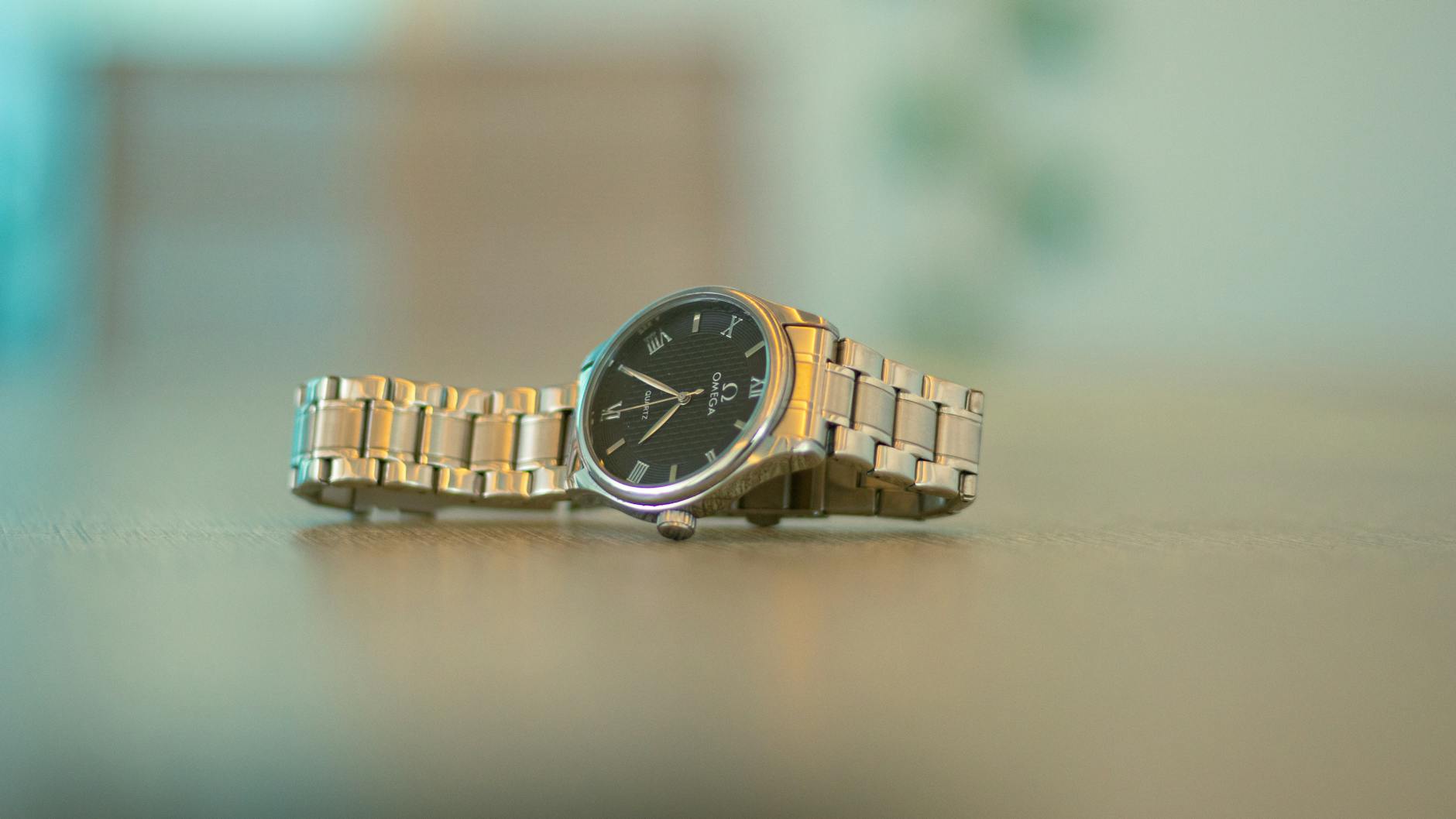 Zbliżenie na elegancki zegarek Omega unisex o minimalistycznym designie