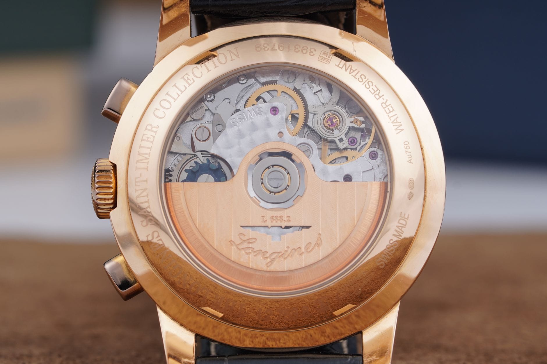 Zbliżenie szwajcarskiego zegarka z widocznym mechanizmem chronografu
