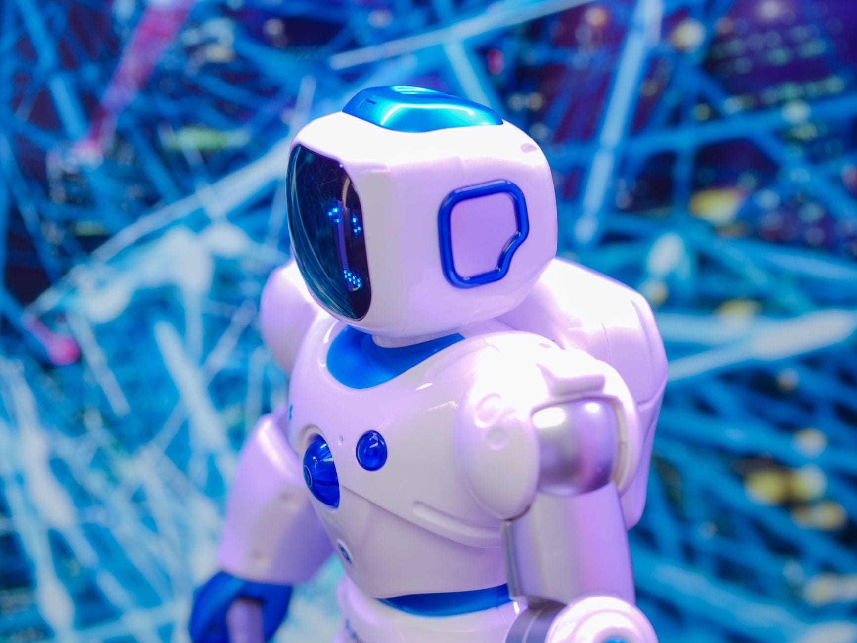 Biało-niebieski robot humanoidalny na futurystycznym tle technologicznym