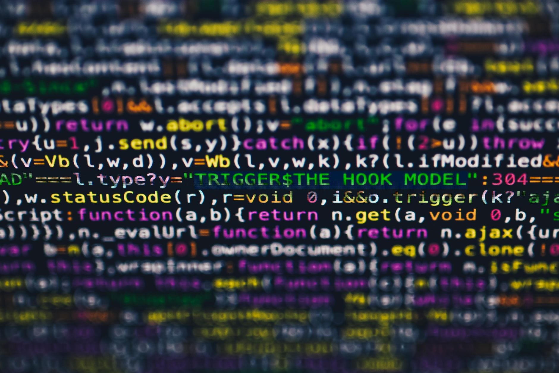 Kolorowe linie kodu programowania na ekranie monitora Kolorowe linie kodu programowania na ekranie monitora