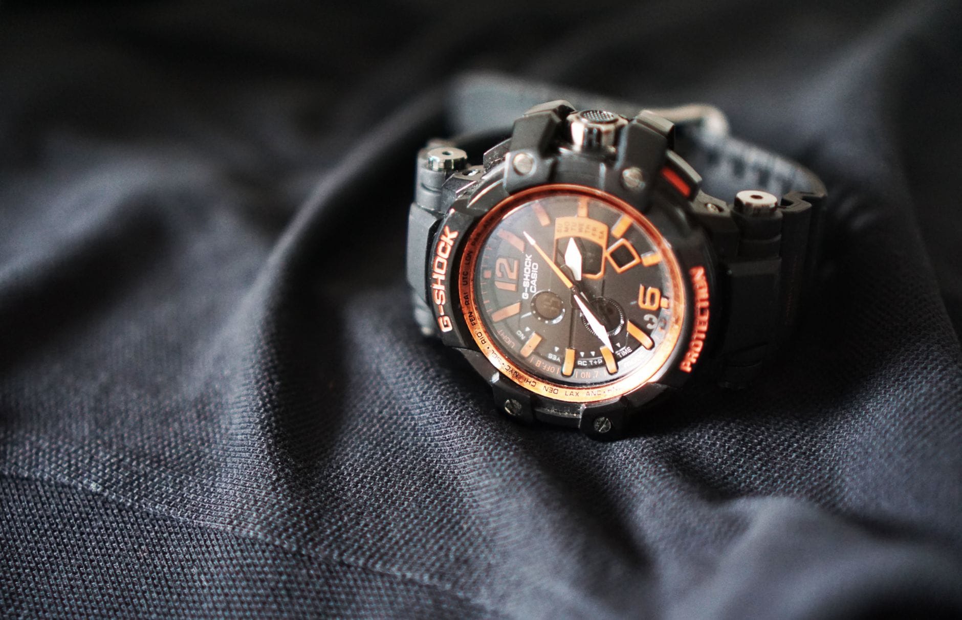 TAG Heuer czy Breitling: który lepszy dla fana sportowej elegancji Zbliżenie sportowego zegarka na czarnym materiale