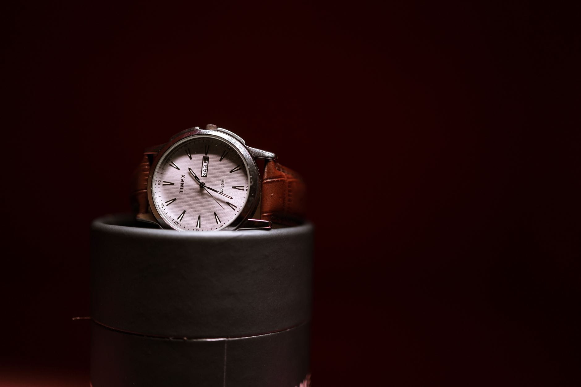 Ranking zegarków na skórzanym pasku klasyka, która pasuje do wszystkiego Zegarek Timex na brązowym skórzanym pasku na cylindrycznej podstawce