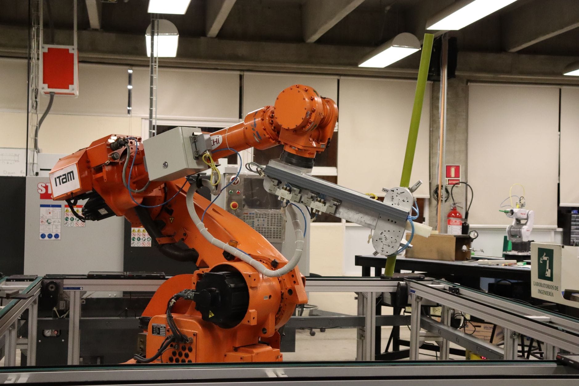 Robotyczne ramię w laboratorium przemysłowym w Meksyku, automatyzacja procesu