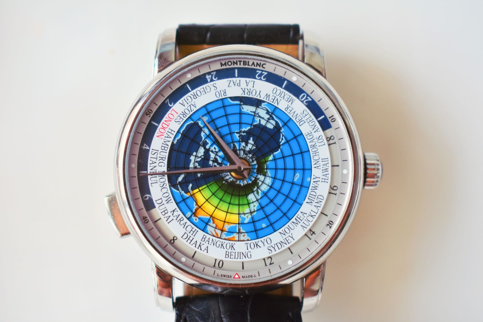 Zbliżenie luksusowego zegarka z tarczą world time