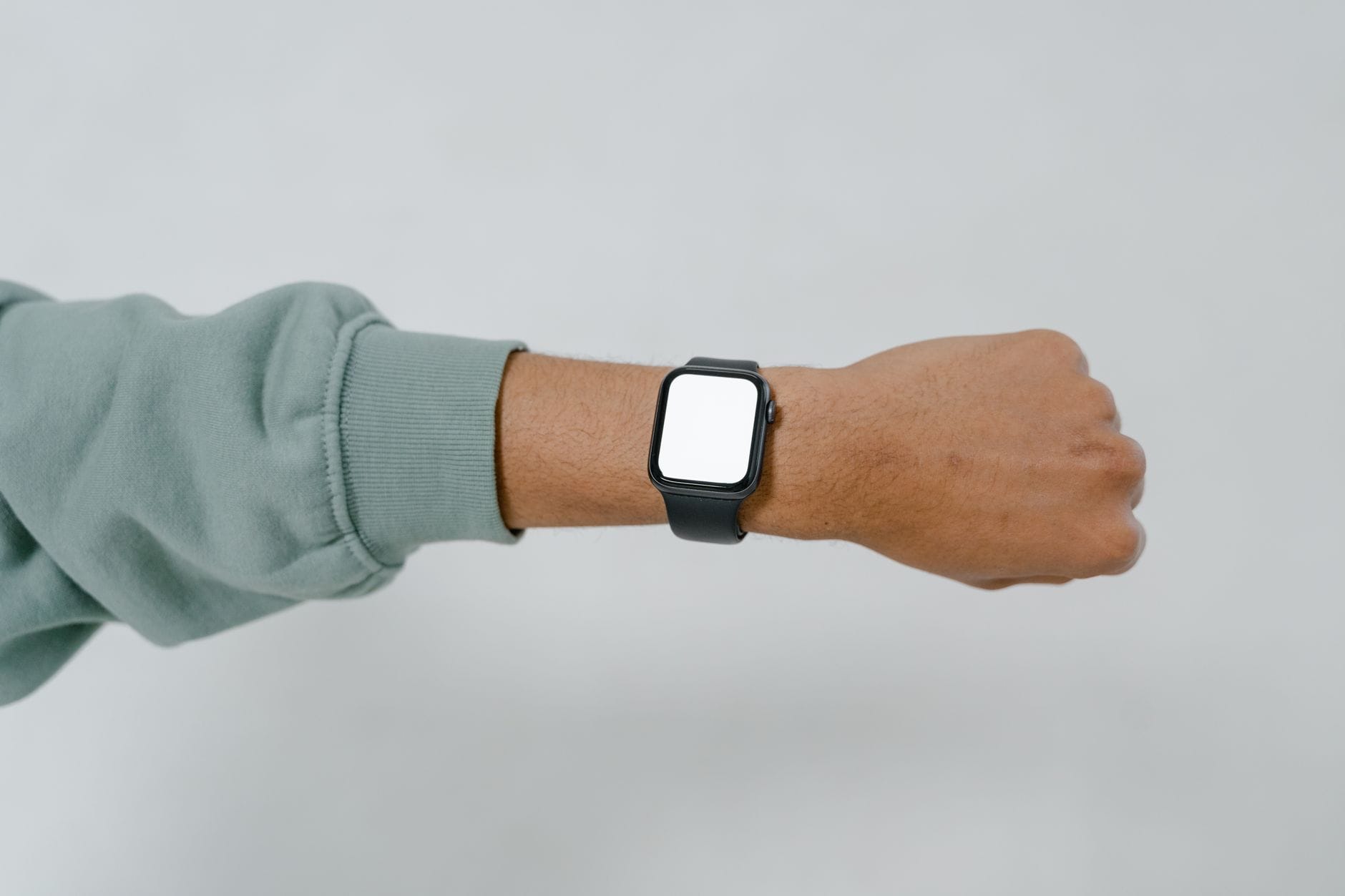 Zbliżenie na smartwatch z wygaszonym ekranem na nadgarstku osoby dorosłej