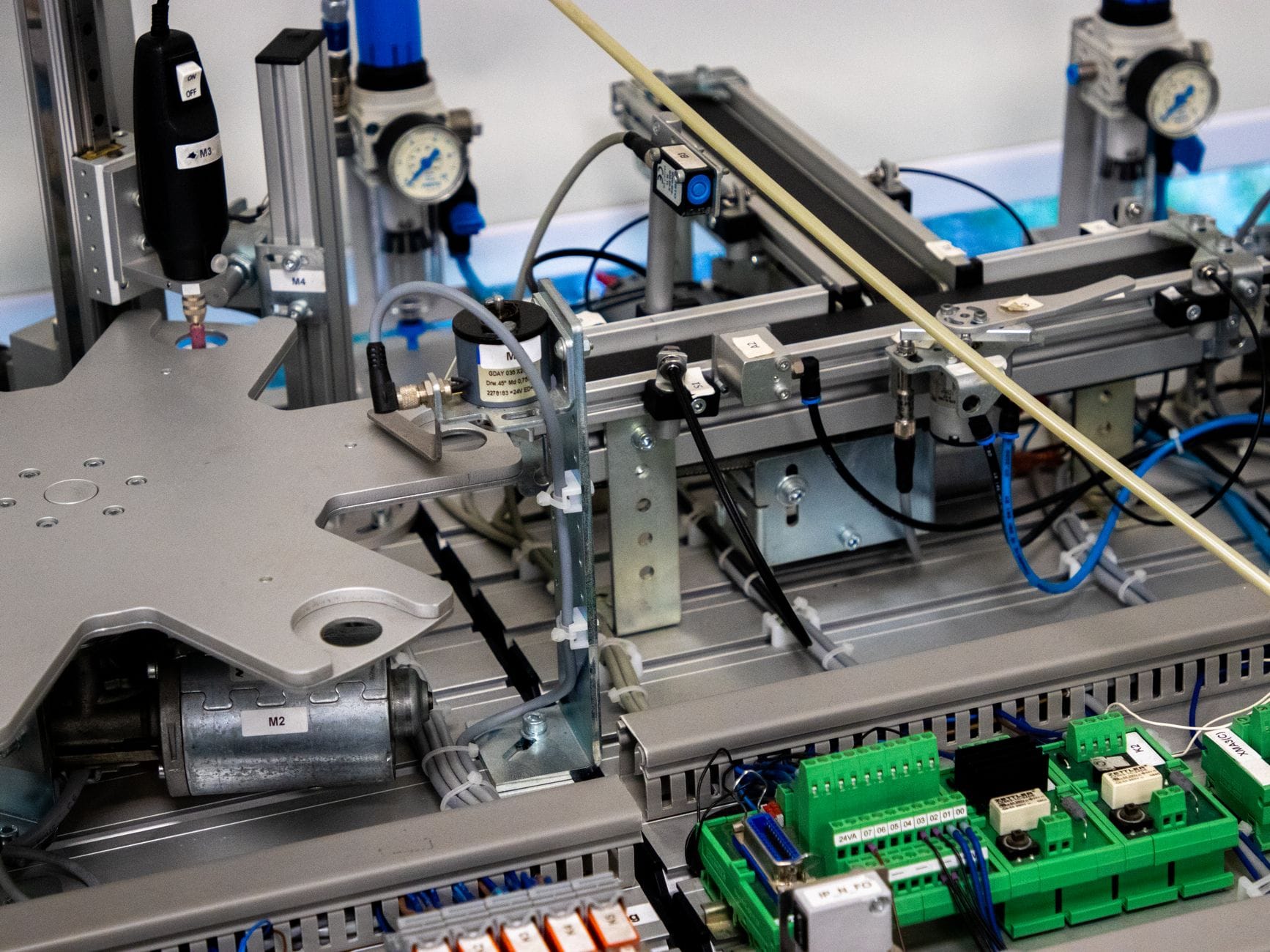 Zbliżenie na zautomatyzowane ramię robota w linii produkcyjnej