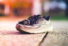 Zegarek sportowy dla początkujących: 7 funkcji, od których warto zacząć Buty biegowe Hoka i zegarek Garmin na słonecznej bieżni
